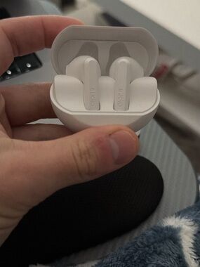 Oppo White True Wireless Earbuds with Charging Case